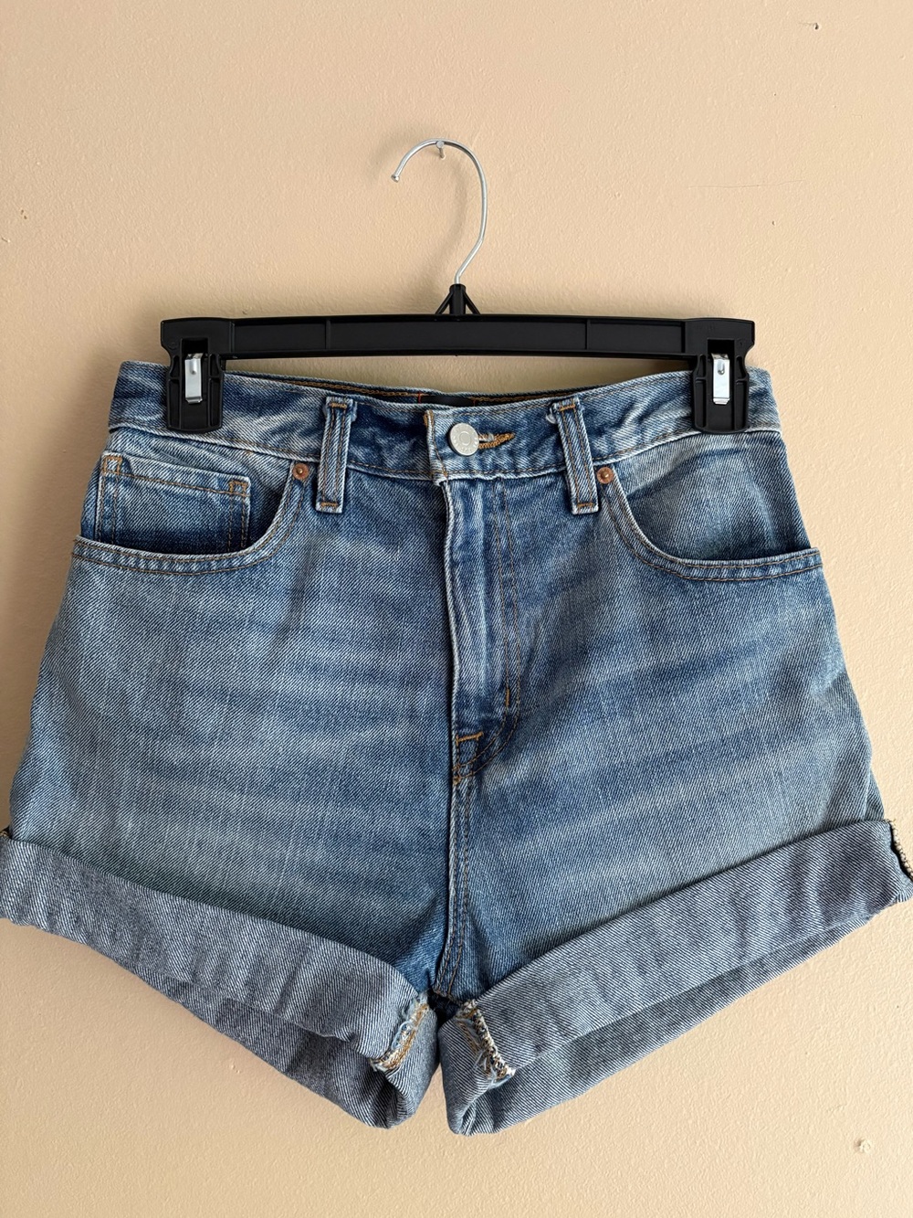 Urban Outfitters BDG High Rise Mom Shorts Size 25 Light Wash Denim Rolled Cuff